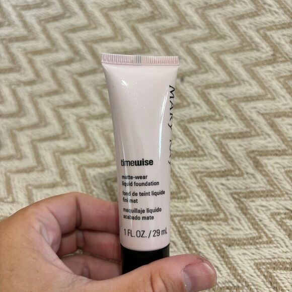 Mary Kay Timewise Matte-Wear Liquid Foundation Ivory 3 - Picture 1 of 3